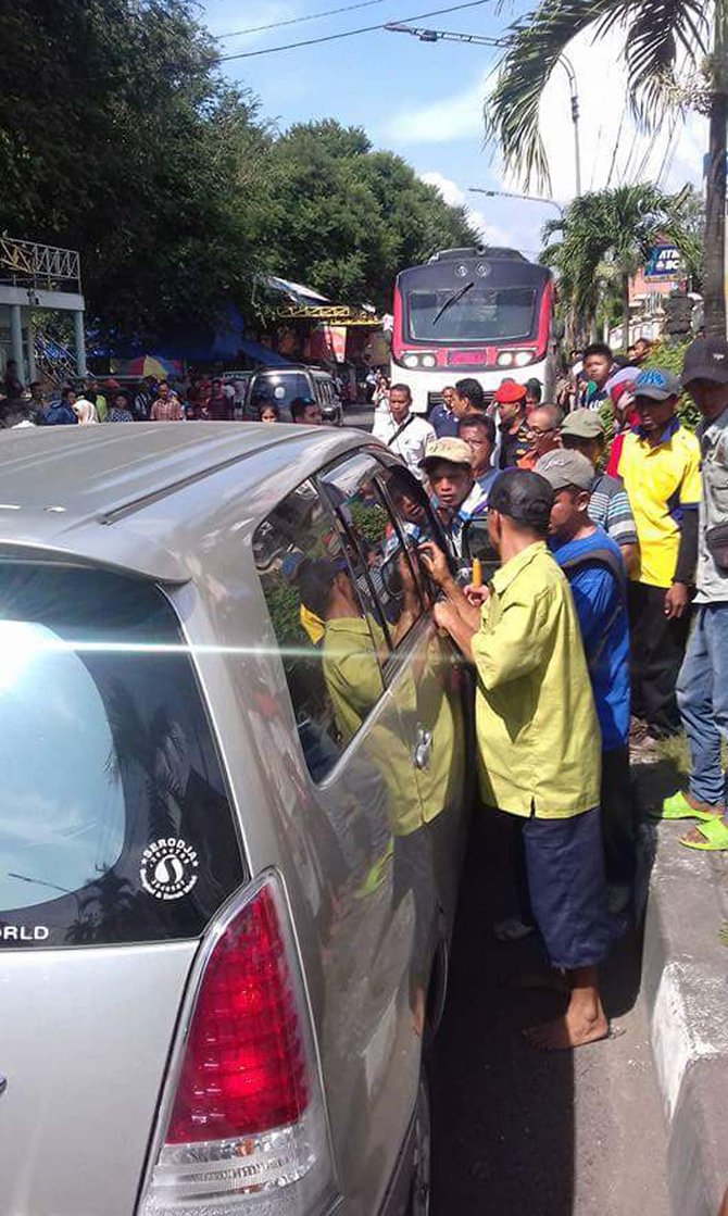 mobil pelat b parkir sembarangan di solo