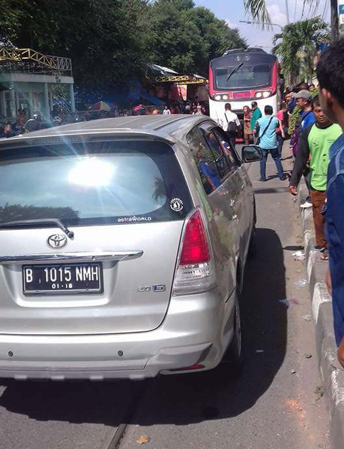 mobil pelat b parkir sembarangan di solo