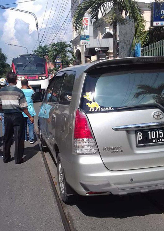 Parkir sembarangan di atas rel, mobil pelat B ini bikin 