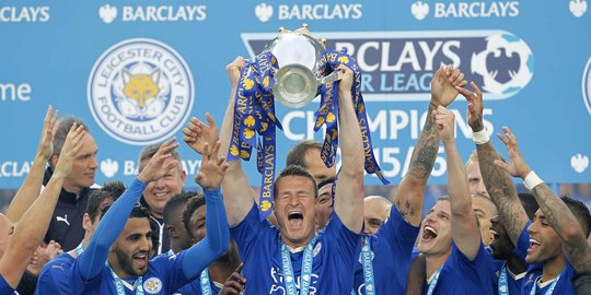 Kegembiraan pemain Leicester City angkat trofi Liga Inggris