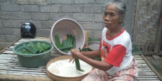 Kisah nenek penjual lontong banting tulang ingin menantunya sembuh