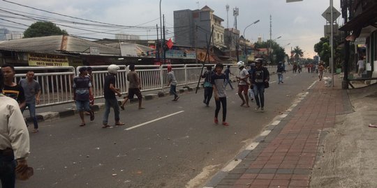Bubarkan tawuran warga di Saharjo, polisi tembakan gas air mata