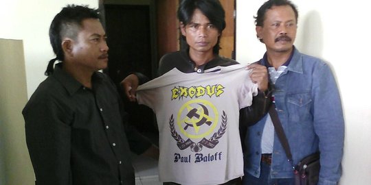 Siyari dapat kaos palu arit dari kakak iparnya yang jadi pembantu