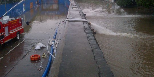 Hujan deras guyur Bekasi, perumahan Narogong banjir 1 meter