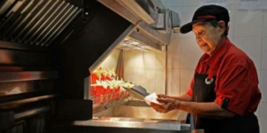 Inilah Karyawan McDonald Tertua di Dunia