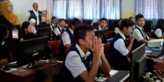 Tahun pertama UNBK, SMPN 30 Jakarta pinjam 16 laptop wali murid