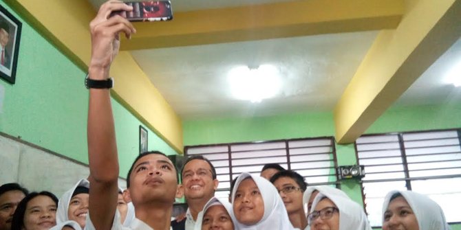 Hilangkan ketegangan jelang UN, Anies Baswedan ajak siswa selfie