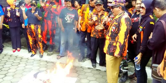 Bakar lambang palu arit, gabungan ormas di Banyumas tolak komunisme