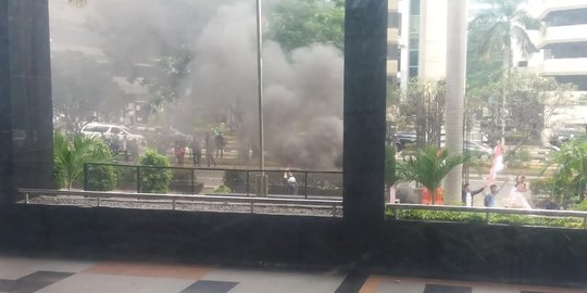 Demo HMI berlangsung anarkis, massa lempari gedung KPK dengan batu