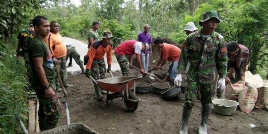 Kebersamaan TNI dan warga gotong-royong bangun jalur evakuasi Merapi