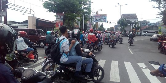 Anggota TNI dan Polri bubarkan konvoi kelulusan SMA SMK di Kediri