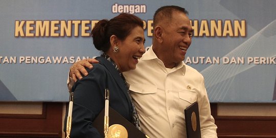 Keakraban Susi Pudjiastuti dan Ryamizard saat MoU pengawasan laut