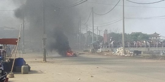 Ricuh pemberian SP pembongkaran di Dadap, 2 polisi terluka