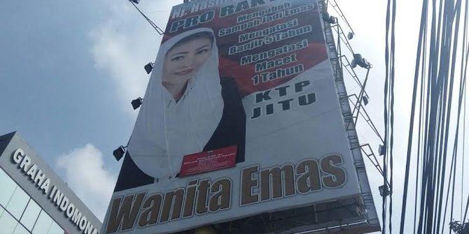 Diduga tak bayar pajak, reklame Wanita Emas di Jaksel 