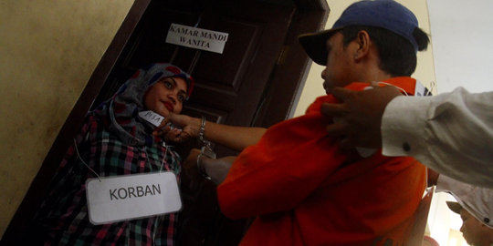 Setelah tikam dosennya, Roy lari sambil bawa martil