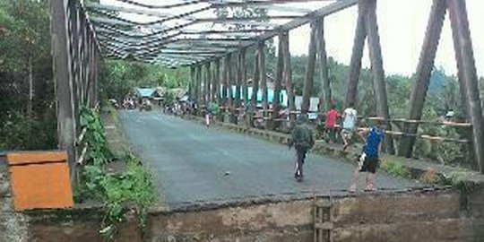 Jembatan penghubung Kaltim-Kalsel putus diterjang banjir