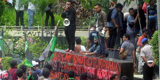 Foto jelas, polisi harus tangkap kader HMI perusak gedung KPK