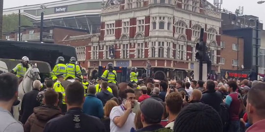 Video detik-detik bus Manchester United diserang fans West Ham