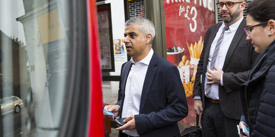 Sadiq Khan, sang wali kota muslim London berangkat kerja naik bus