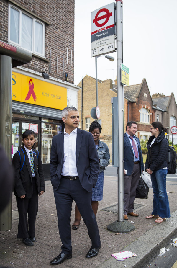 Sadiq Khan, sang wali kota muslim London berangkat kerja 