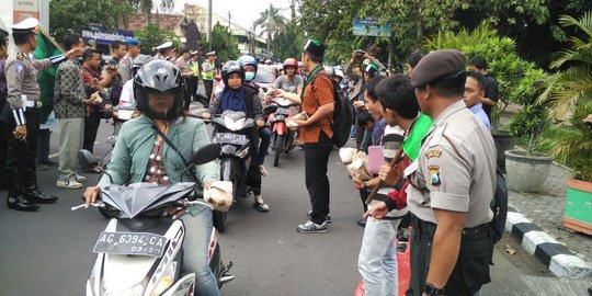 Tak mau disebut jahat, HMI Kediri bagi-bagi nasi bungkus