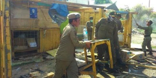 Bangunan dibongkar Satpol PP Karawang, pemilik protes dan histeris