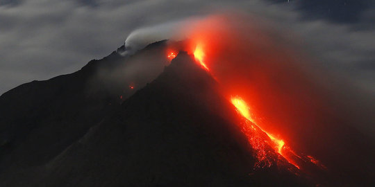 3 Rumah dihantam lahar dingin Gunung Sinabung, 1 tewas