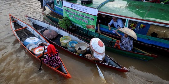 Uniknya penukaran uang terapung di Pasar Lok Baintan