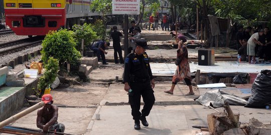 Polsuska bongkar bangunan liar di pinggir rel Jatinegara