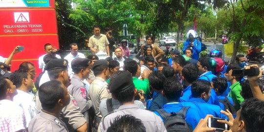 Sering ada pemadaman mendadak, mahasiswa geruduk kantor PLN Aceh