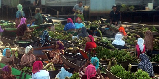 Melihat aktivitas Pasar Terapung Lok Baintan di pagi hari