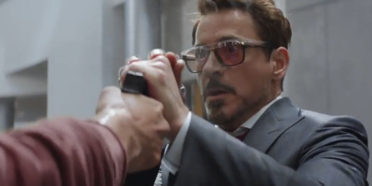 Ternyata Iron Man dan Captain America pakai smartphone China!