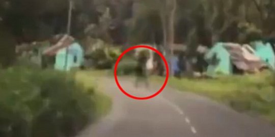 [Video] 'Hantu' terlihat berjalan melintasi hutan