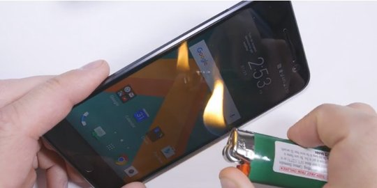 Smartphone paling awet? Layar HTC 10 tak mempan dibakar!