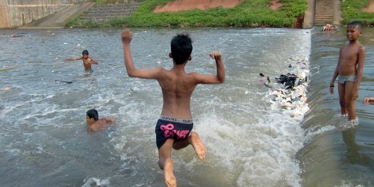 Berenang di Kalimalang, bocah SD hilang terbawa arus