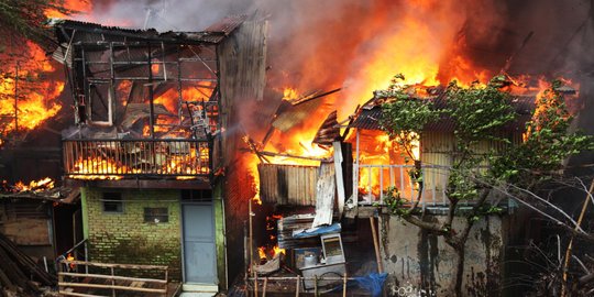 Tengah malam, permukiman padat penduduk di Bukit Duri terbakar