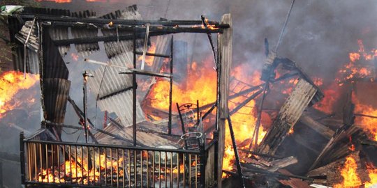 Api yang membakar rumah di Bukit Duri akibat korsleting listrik