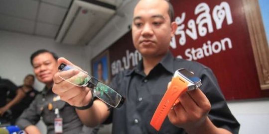 5 Aksi gila pelajar sedunia mencontek pakai gadget canggih