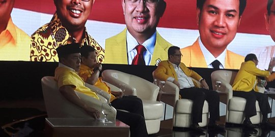 Ical & Agung Laksono tonton langsung debat kandidat caketum