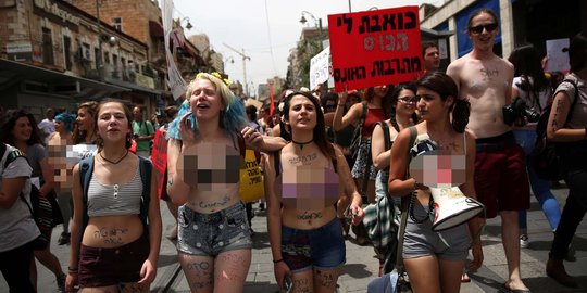 Aksi wanita Israel kenakan pakaian dalam saat demo kekerasan seksual