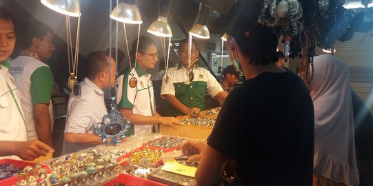 Blusukan ke Pasar Rawa Bening, Sandiaga Uno belajar batu akik