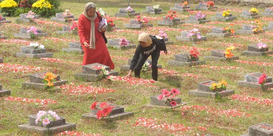 Menangis, Djarot janji bebaskan pajak makam korban tragedi Mei 98