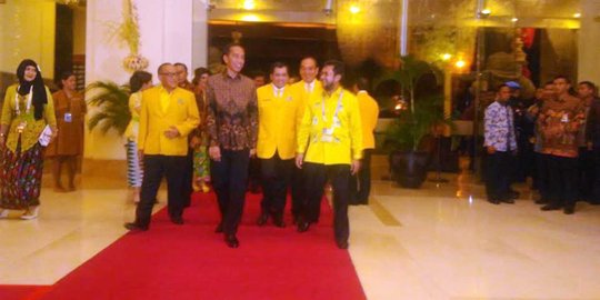 Datang ke Munaslub Golkar, Presiden Jokowi digandeng Ical