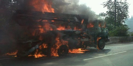 Tak kuat menanjak, tronton mundur tabrak pipa gas hingga meledak