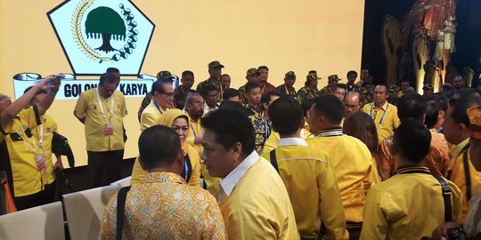 Luhut disebut tak etis lagi-lagi catut nama Jokowi soal ketum Golkar