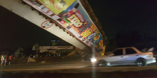 Jembatan ambruk ditabrak truk trailer, 2 jalur tol BSD ditutup