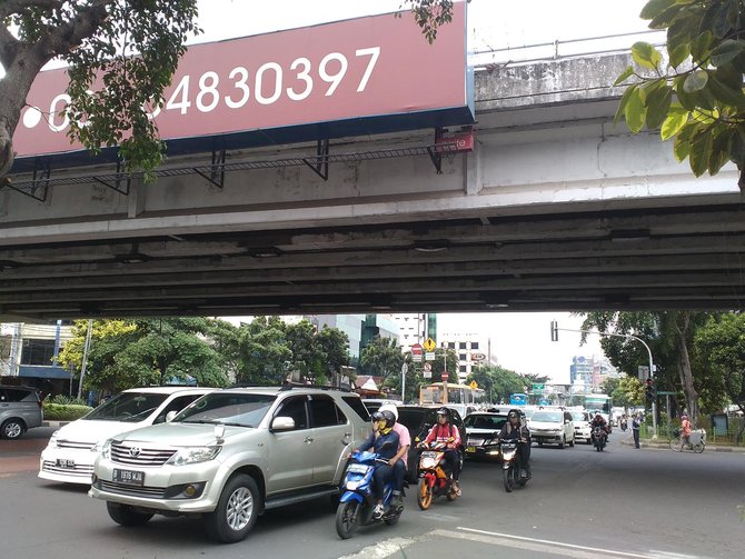 lokasi polisi dikeroyok 10 orang berbadan tegap di mampang