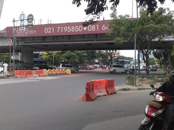 lokasi polisi dikeroyok 10 orang berbadan tegap di mampang