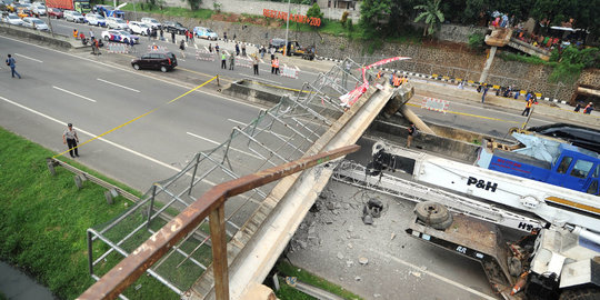 Sopir truk crane jadi tersangka ambruknya JPO Tol BSD