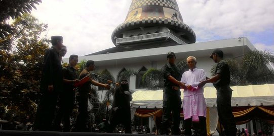 Bukan menyesal, penjudi ini malah melambaikan tangan saat dicambuk